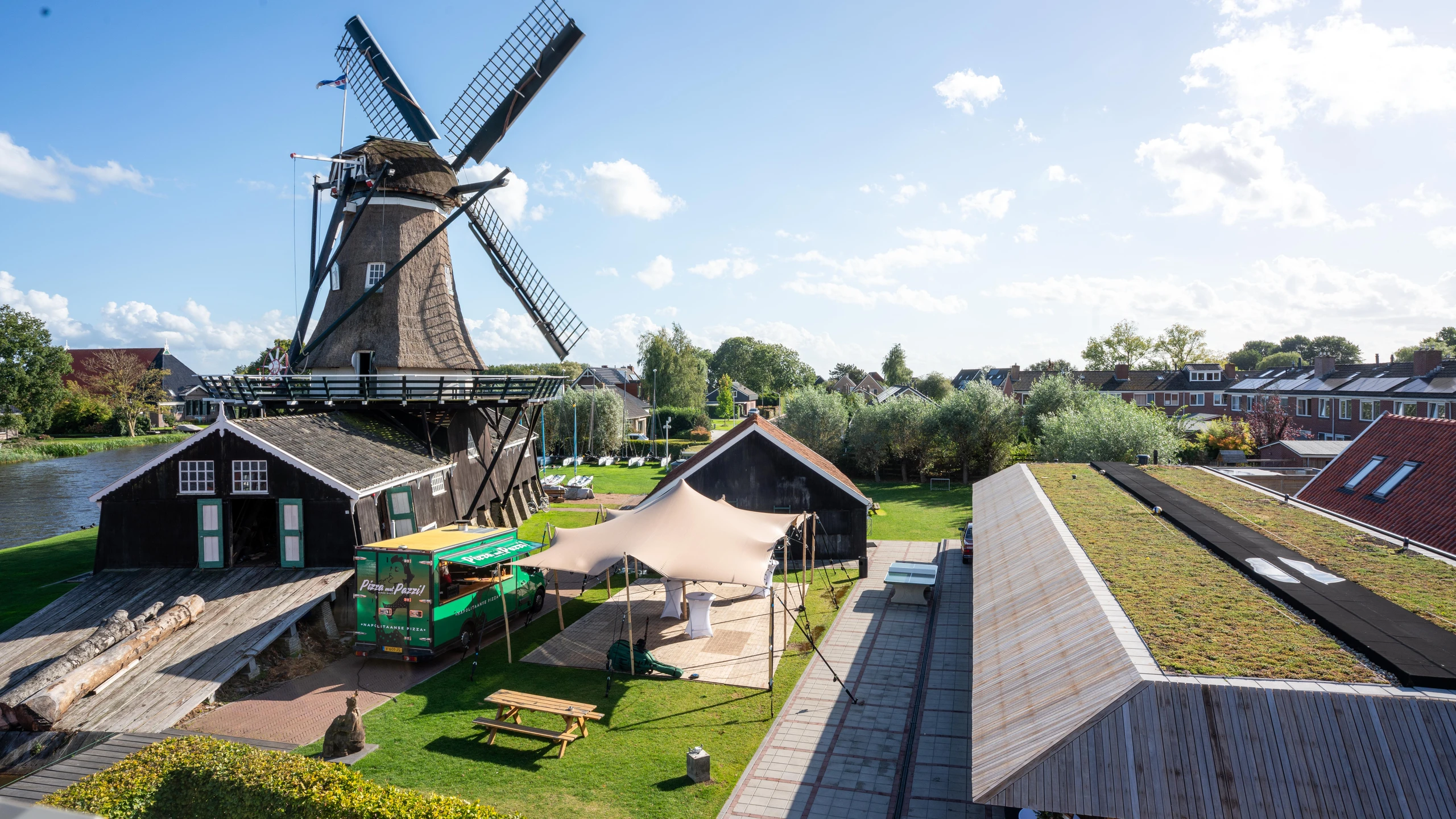 Stretchtent en foodtruck op het terrein van Het Molenhuis
