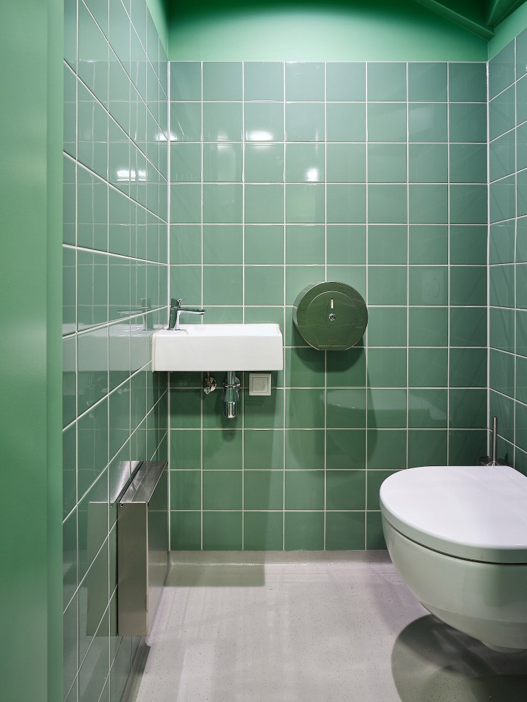 Sanitaire ruimte met groene tegels in Het Molenhuis