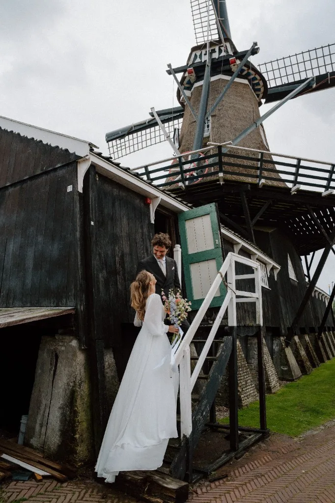 Cor-Niels en Eva bij de molen op Het Molenhuis in Woudsend