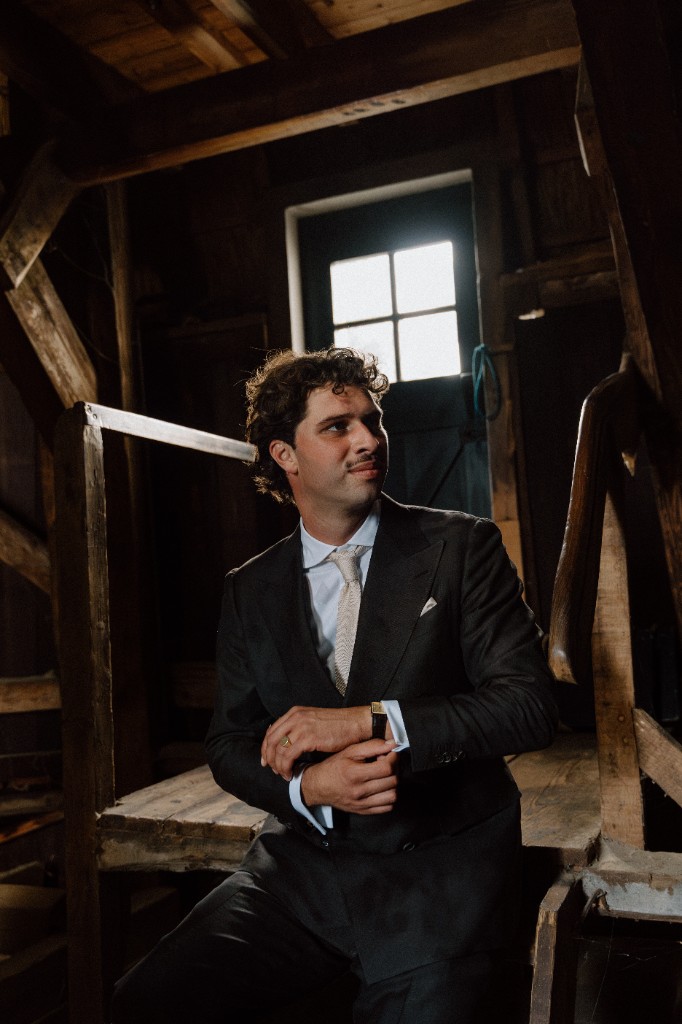 Bruidegom in het houten interieur van Het Molenhuis